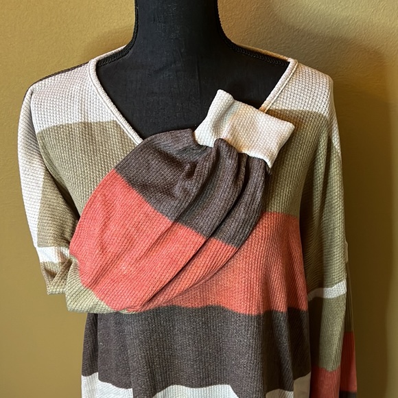 Multi colored long sleeve ,v neck, & ribbed top. - Picture 10 of 10